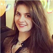 Docente di chimica impartisce lezioni di chimica per studenti di liceo e di istituti tecnici e professionali